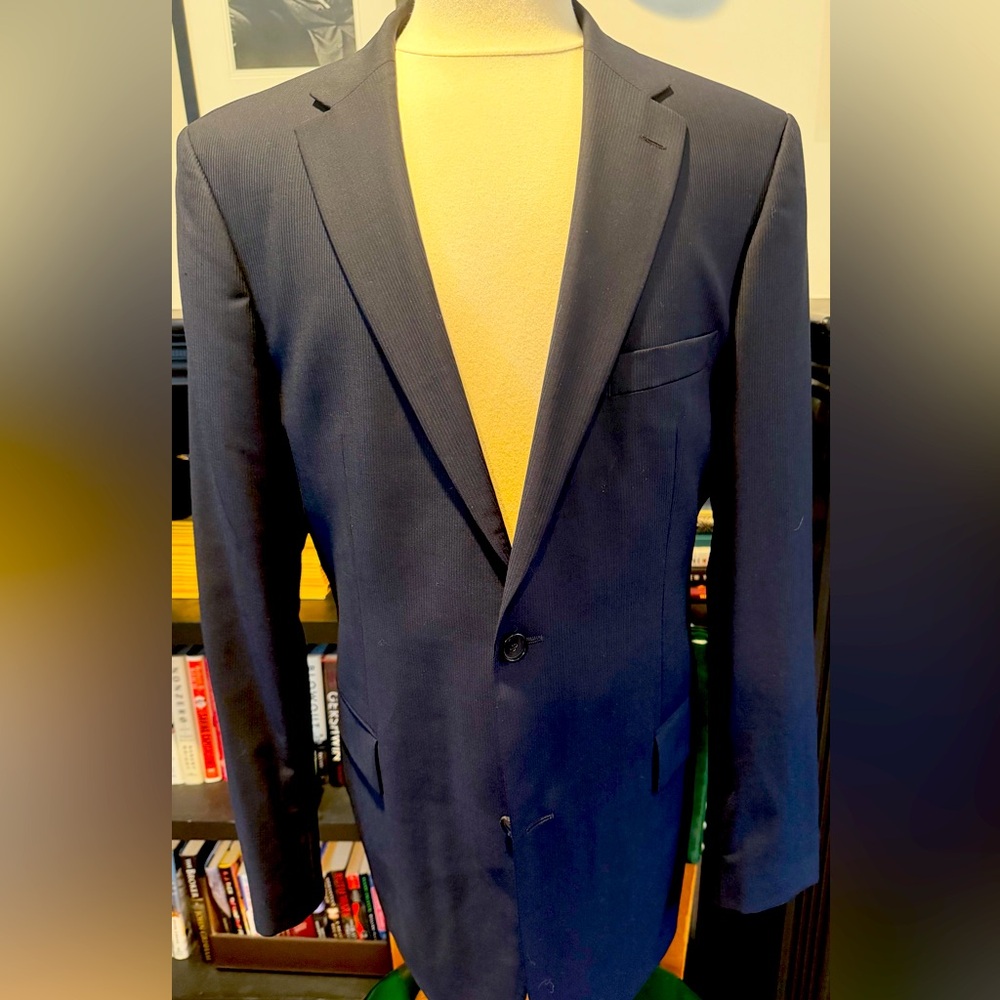 Hugo Boss Sport Coat. Black. Size 42 Long. 100% Wool. Excellent Condition.